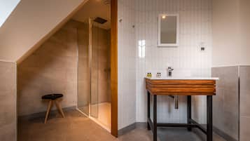 Suite, uitzicht op bergen | Badkamer met wastafel