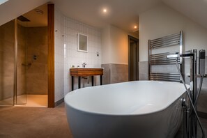 Suite, vista montagna | Bagno | Set di cortesia gratuito, asciugacapelli, asciugamani