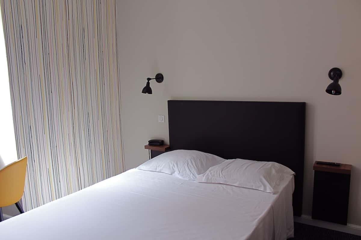 1 habitación, decoración personalizada, escritorio y cortinas blackout