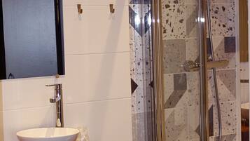 Amenidades de baño gratuitas, secadora de cabello, toallas, jabón