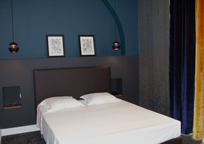 Individuell dekoriert, Schreibtisch, Verdunkelungsvorhänge