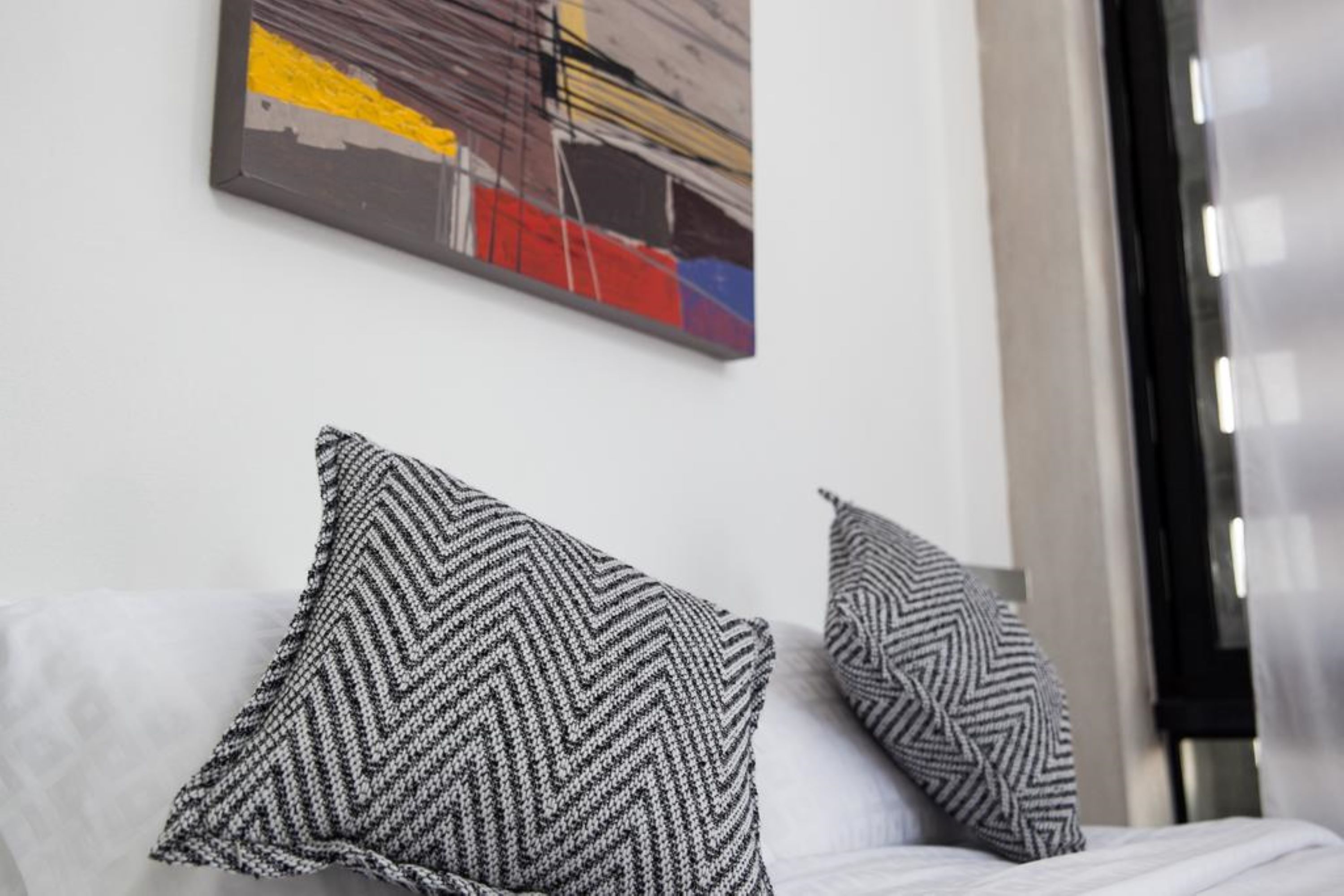 deluxe studio, 1 double bed, pool view | minibar, in-room safe, desk, blackout curtains