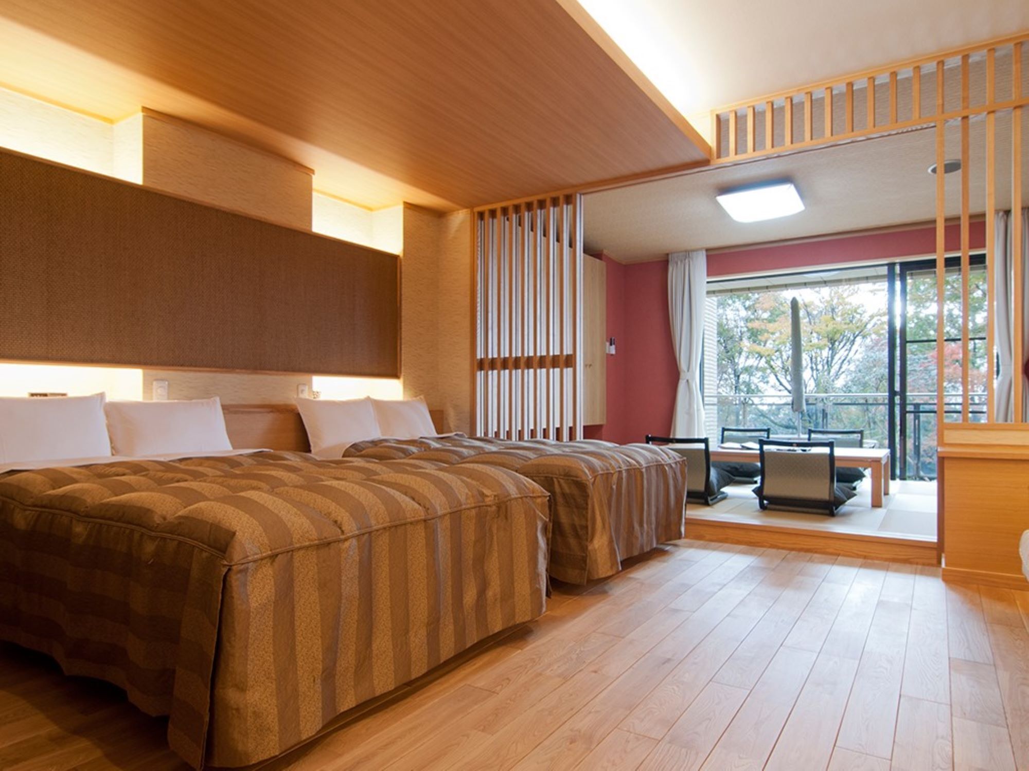 Quarto de hotel com uma cama grande, uma escrivaninha e vista para o exterior.