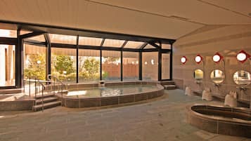 Indoor spa tub