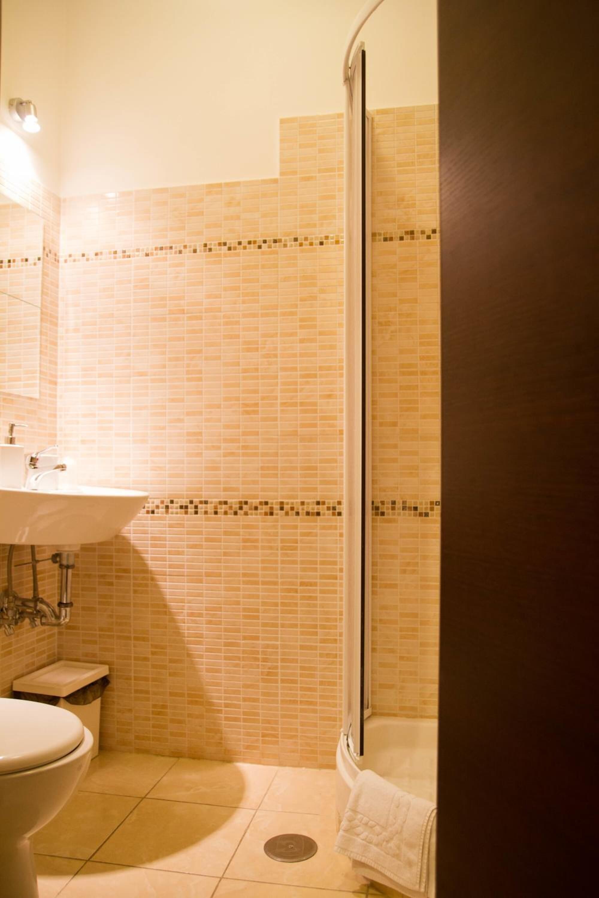 Ein Badezimmer mit Toilette, Waschbecken und Dusche.