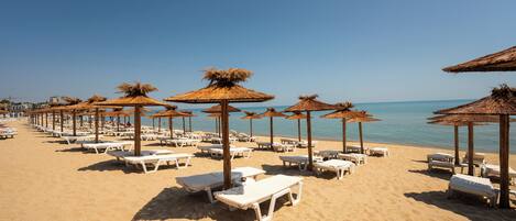 Privatstrand in der Nähe, Liegestühle, Sonnenschirme, Strandbar