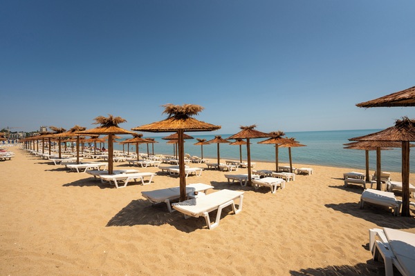 Privat strand i närheten, solstolar, parasoller och strandbarer