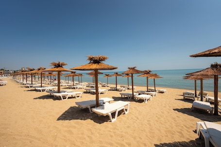 在附近的私人海滩、沙滩椅、海滩遮阳伞、间海滩酒吧