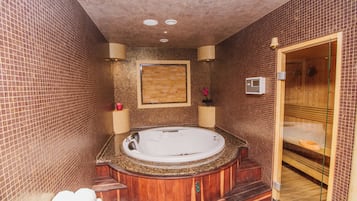 Un sauna, una bañera de hidromasaje, baño turco, manicura y pedicura