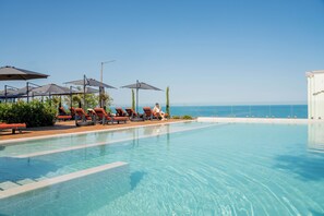 Piscine extérieure (ouverte en saison), cabanons gratuits