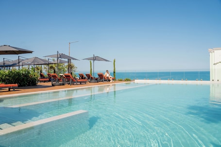 季节性开放的室外游泳池,08:00 至 18:00 开放,免费小屋,池畔遮阳伞