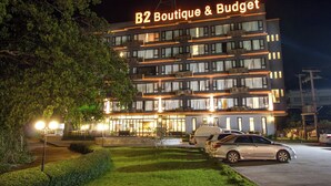 Un immeuble à plusieurs étages portant l’enseigne « B2 Boutique & Budget », ce qui indique qu’il s’agit d’un hôtel-boutique.