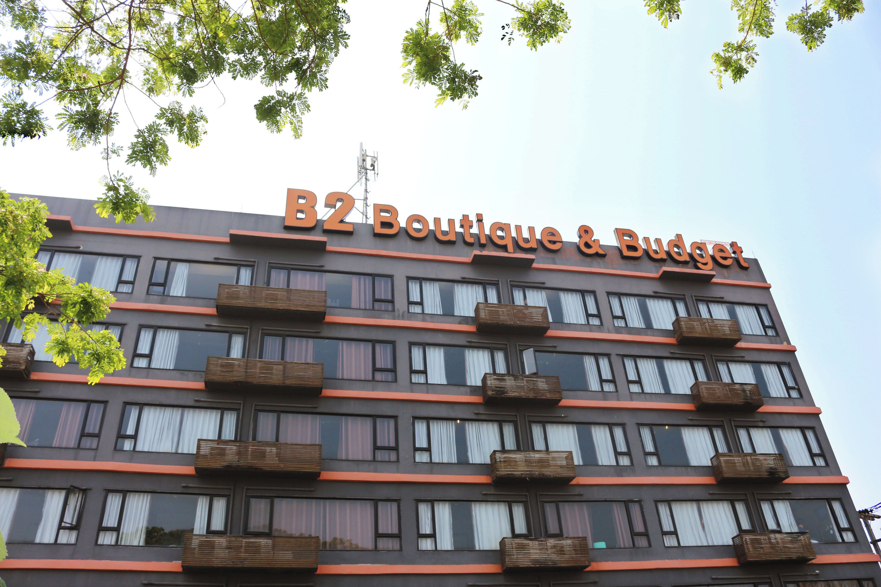 Een gebouw met de tekst 'B2 Boutique & Budget', wat aangeeft dat het een boetiekhotel is.