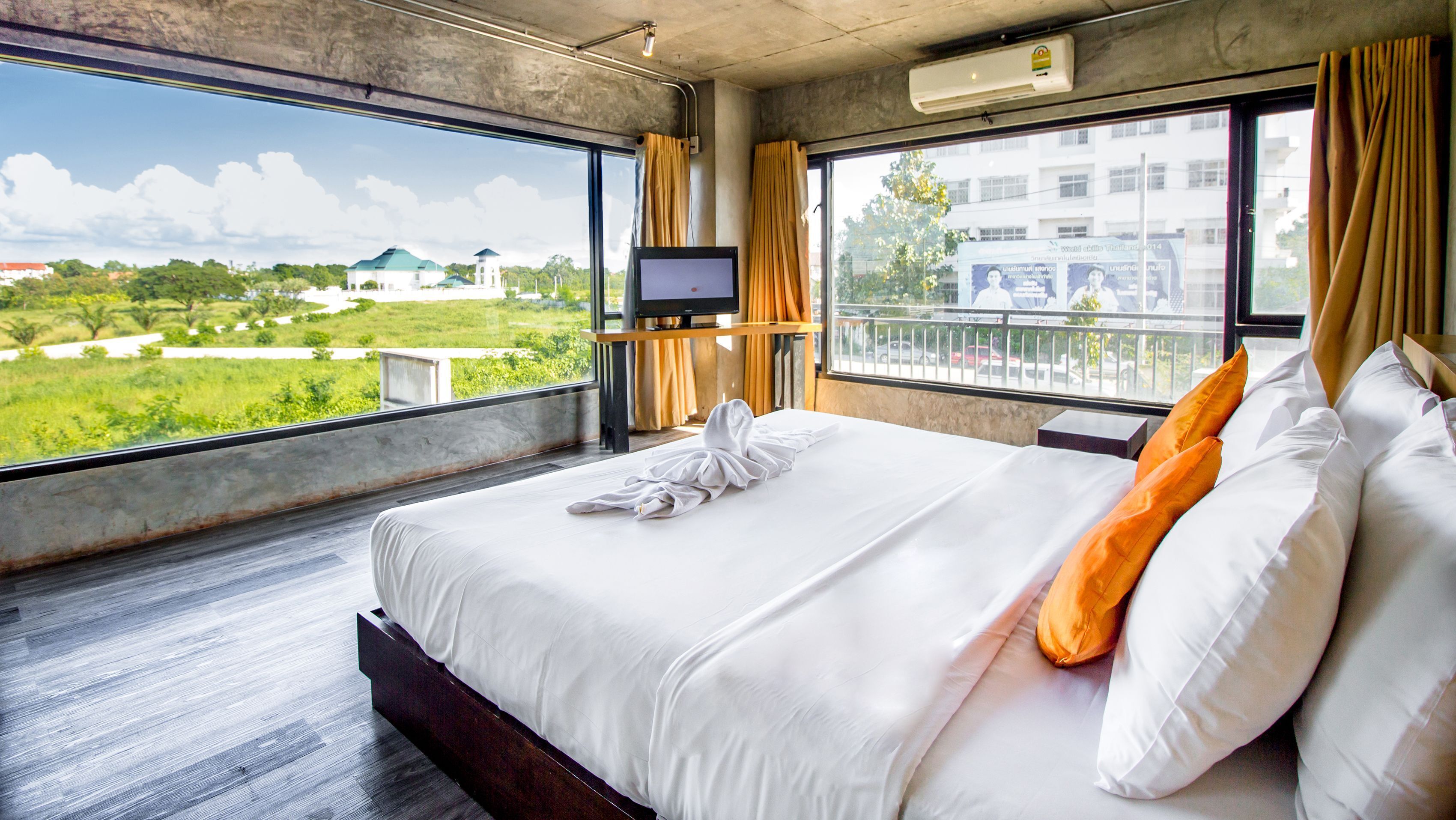 Cortinas opacas, wifi gratis, ropa de cama