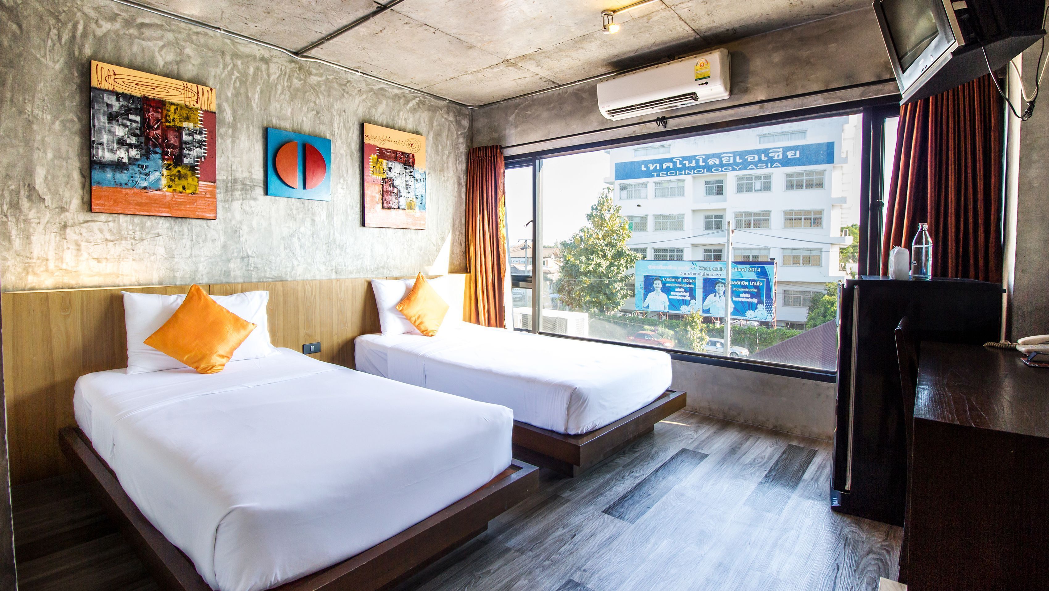 Cortinas opacas, wifi gratis, ropa de cama