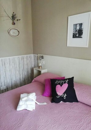 Comfort tweepersoonskamer, 1 tweepersoonsbed, niet-roken | Een bureau, geluiddichte muren, babybedden, gratis wifi