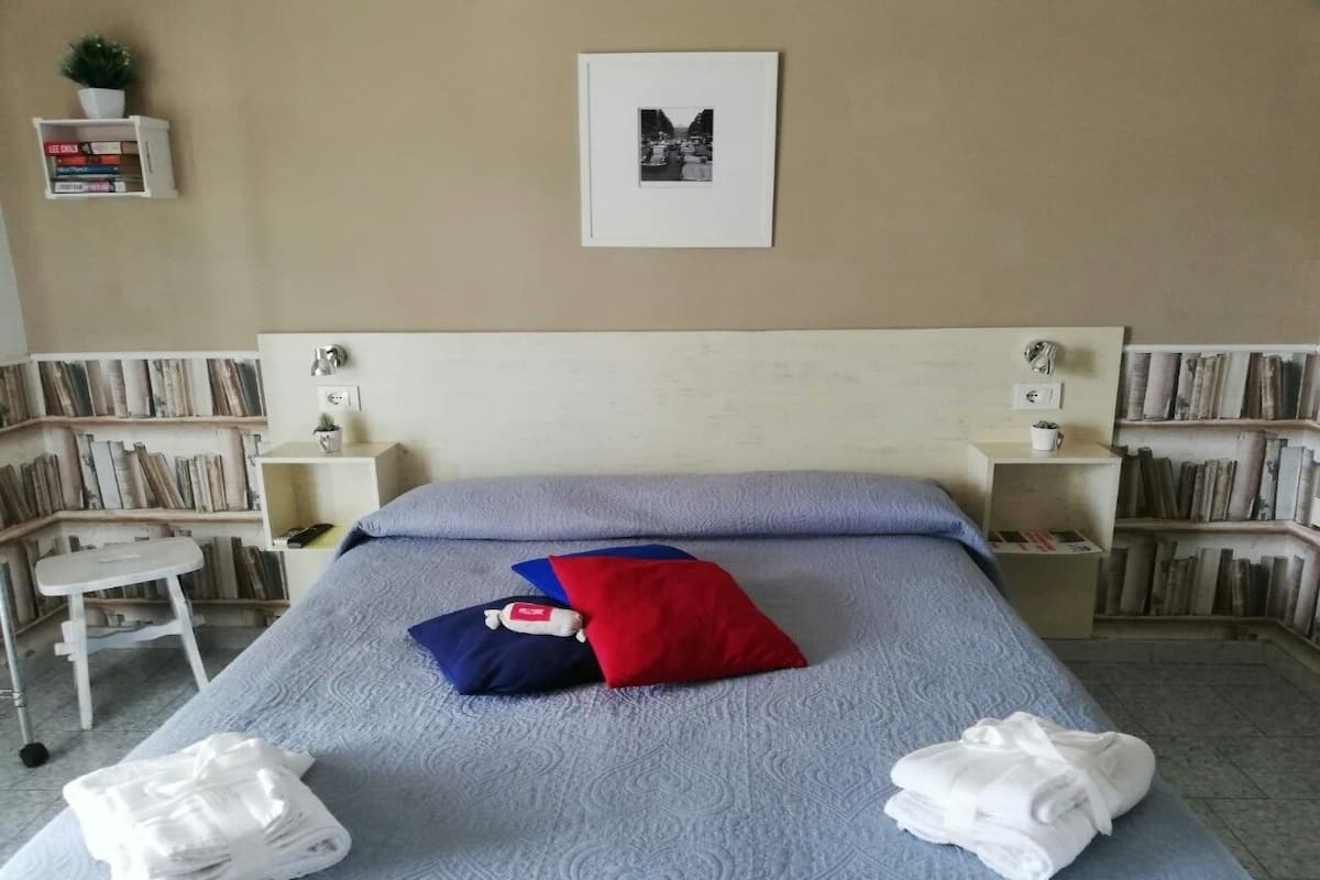 Een bureau, geluiddichte muren, babybedden (toeslag), gratis wifi