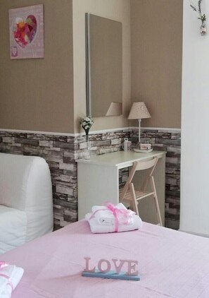 Habitación familiar | Escritorio, insonorización, cunas y wifi gratis 