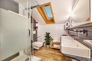 Superior Double Room, Mountain View, Mountainside | Bathroom | Hair dryer, towels - Gästehaus Franziska (Mittenwald)