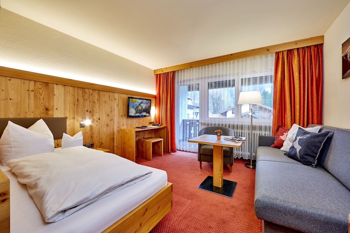 Ropa de cama de alta calidad, cubrecamas y minibar