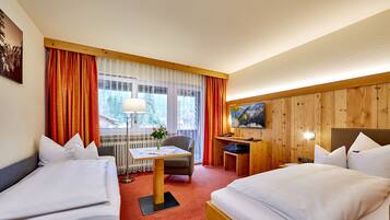 Comfort eenpersoonskamer, uitzicht op bergen, uitzicht op gebergte | Luxe beddengoed, donzen dekbedden, een minibar, een kluis op de kamer