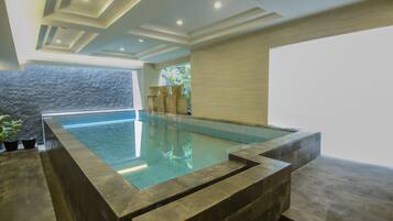 Kolam renang indoor