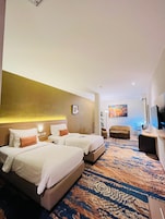 Suite Twin | Cofres nos quartos, escrivaninha, cortinas blackout