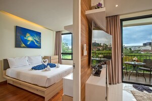 Comfort Apartment | Premium bedding, down comforters, in-room safe, laptop workspace