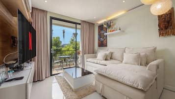 Comfort Apartment | Living area | Flat-screen TV, DVD player