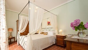 1 phòng ngủ, bộ đồ giường cao cấp, bàn, phòng cách âm 