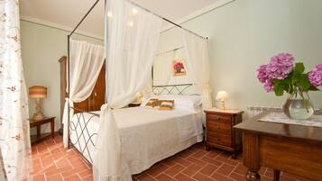 1 phòng ngủ, bộ đồ giường cao cấp, bàn, phòng cách âm