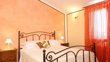 1 bedroom, premium bedding, desk, soundproofing