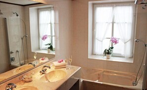 Bathtub, free toiletries, hair dryer - Post Hotel Mittenwald (Mittenwald)