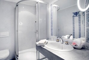 Bathtub, free toiletries, hair dryer - Post Hotel Mittenwald (Mittenwald)