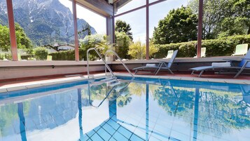 Una piscina cubierta