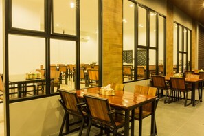 Breakfast, lunch and dinner served - NP Hotel (Buriram)