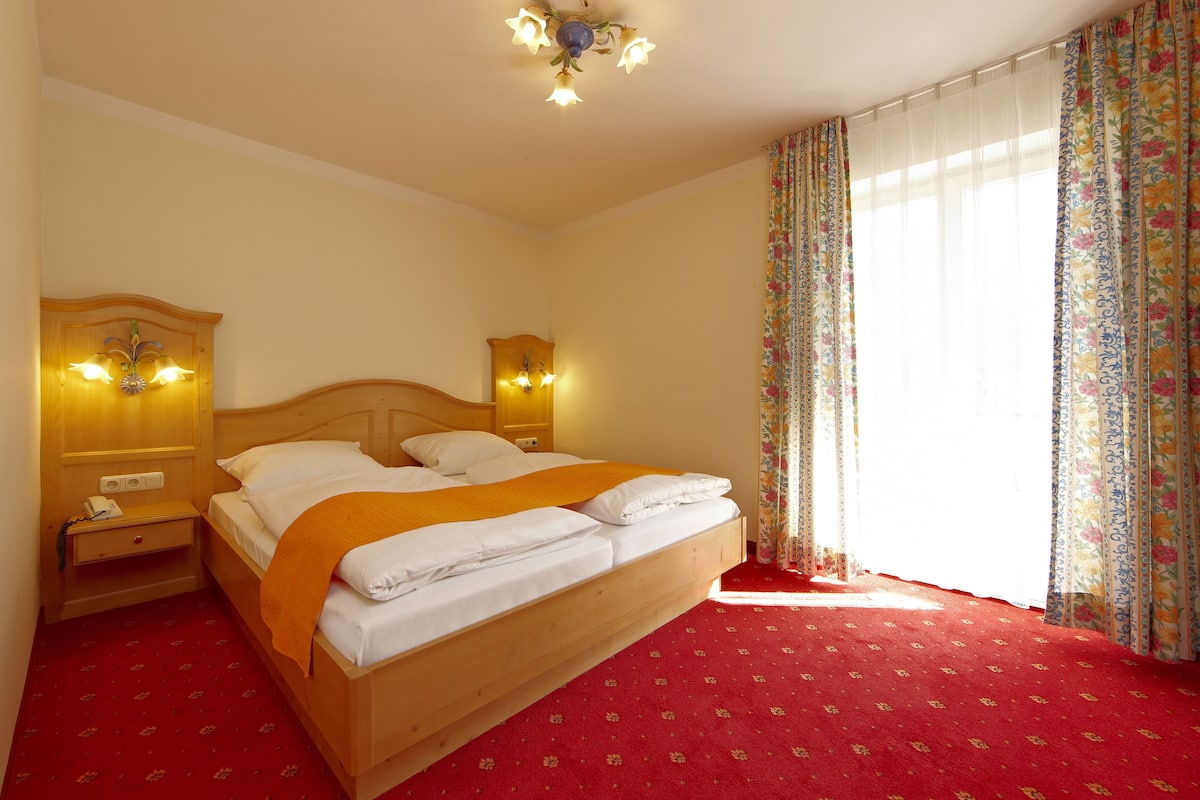 Junior suite, 1 queensize bed, balkon, uitzicht op bergen | 1 slaapkamer, een minibar, een kluis op de kamer, een bureau