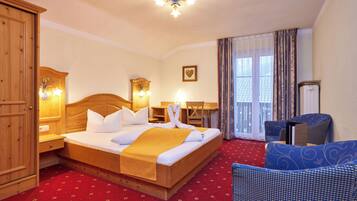 Comfort tweepersoonskamer, 1 queensize bed, balkon | Een minibar, een kluis op de kamer, een bureau, gratis wifi