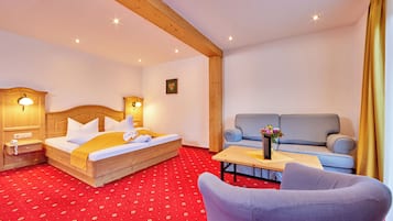 Junior-Suite, 1 Queen-Bett und Schlafsofa, Balkon | Minibar, Zimmersafe, Schreibtisch, kostenloses WLAN