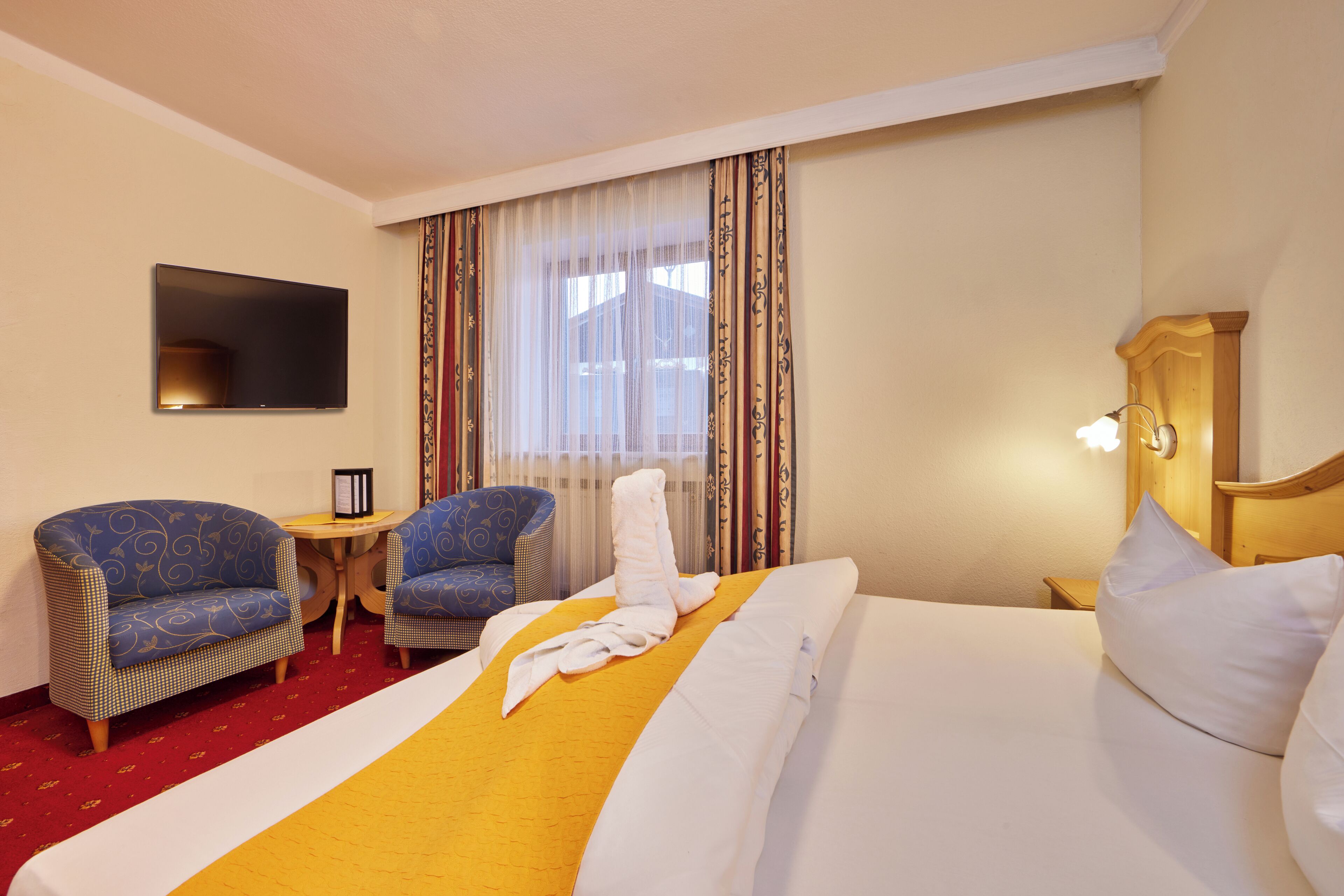 economy double room, 1 queen bed | minibar, in-room safe, desk, free wifi