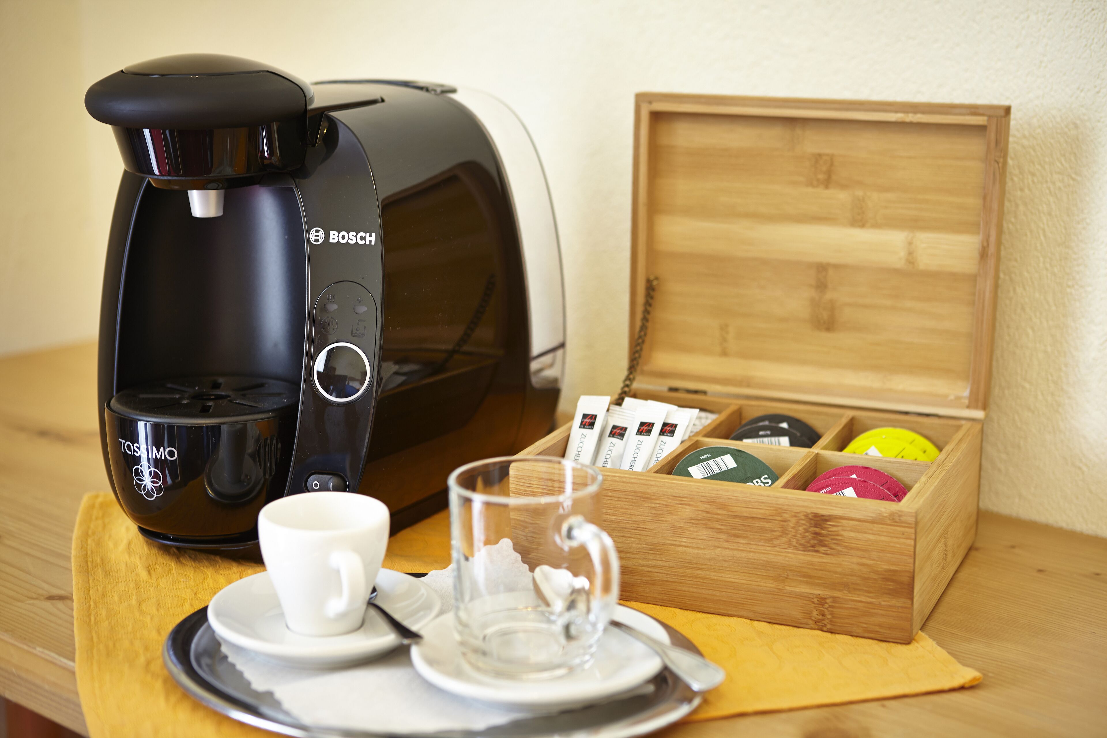 deluxe single room, 1 single bed, patio | coffee and/or coffee maker