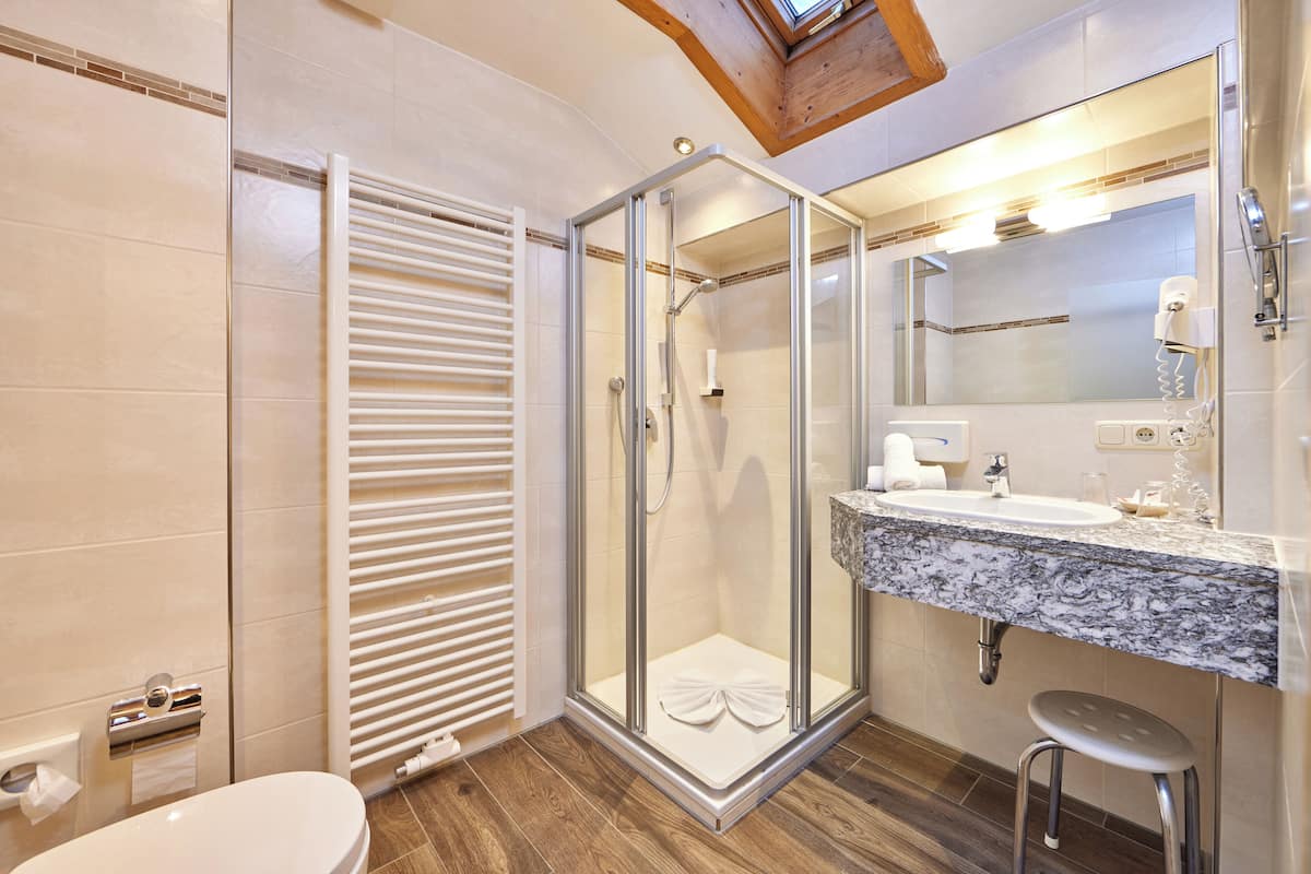 comfort double room, 1 queen bed, balcony | bathroom | towels