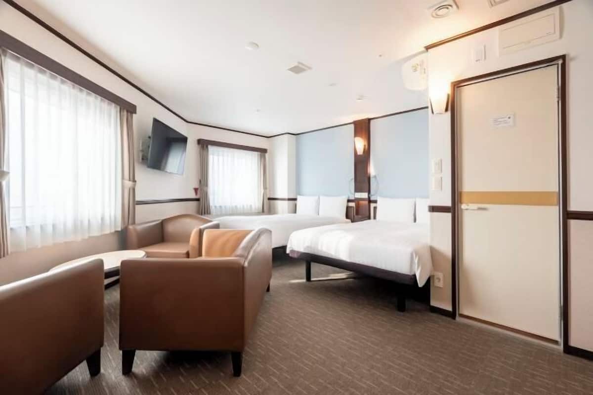 Down comforters, in-room safe, blackout drapes, free WiFi