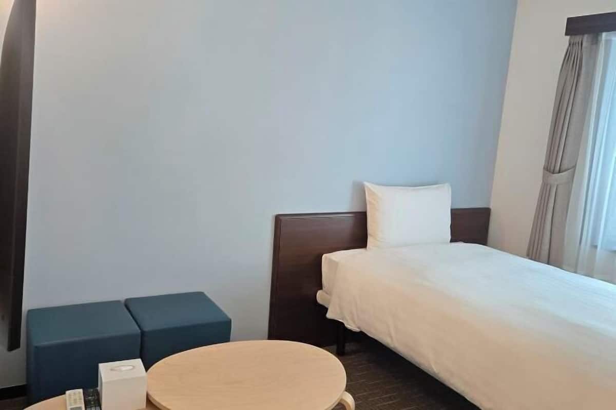 Down comforters, in-room safe, blackout drapes, free WiFi