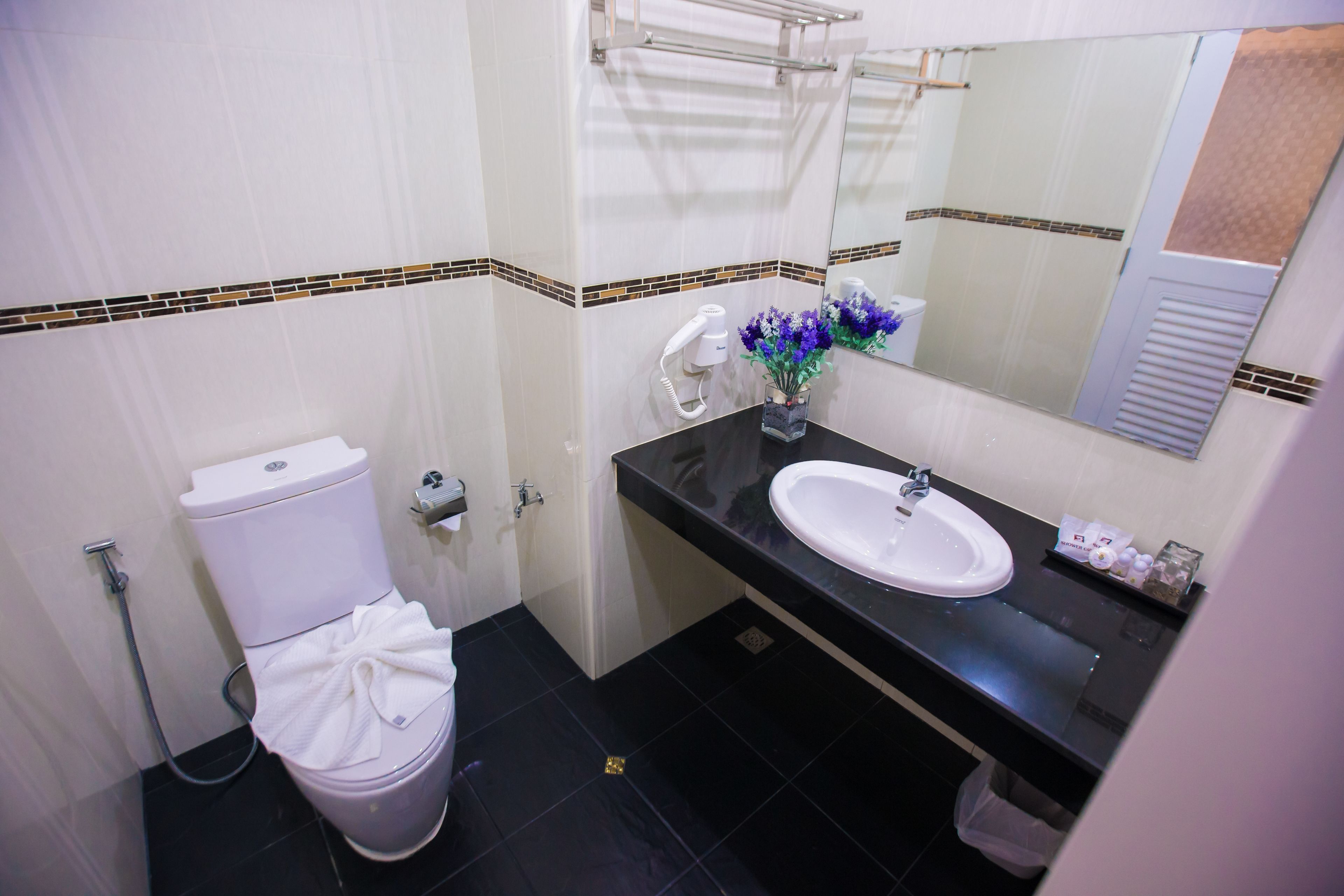 deluxe (pool view) | bathroom | shower, free toiletries, hair dryer, towels