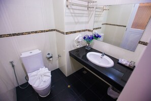 Deluxe (Pool View) | Bathroom | Shower, free toiletries, hair dryer, towels - The S.G Hotel (Buriram)