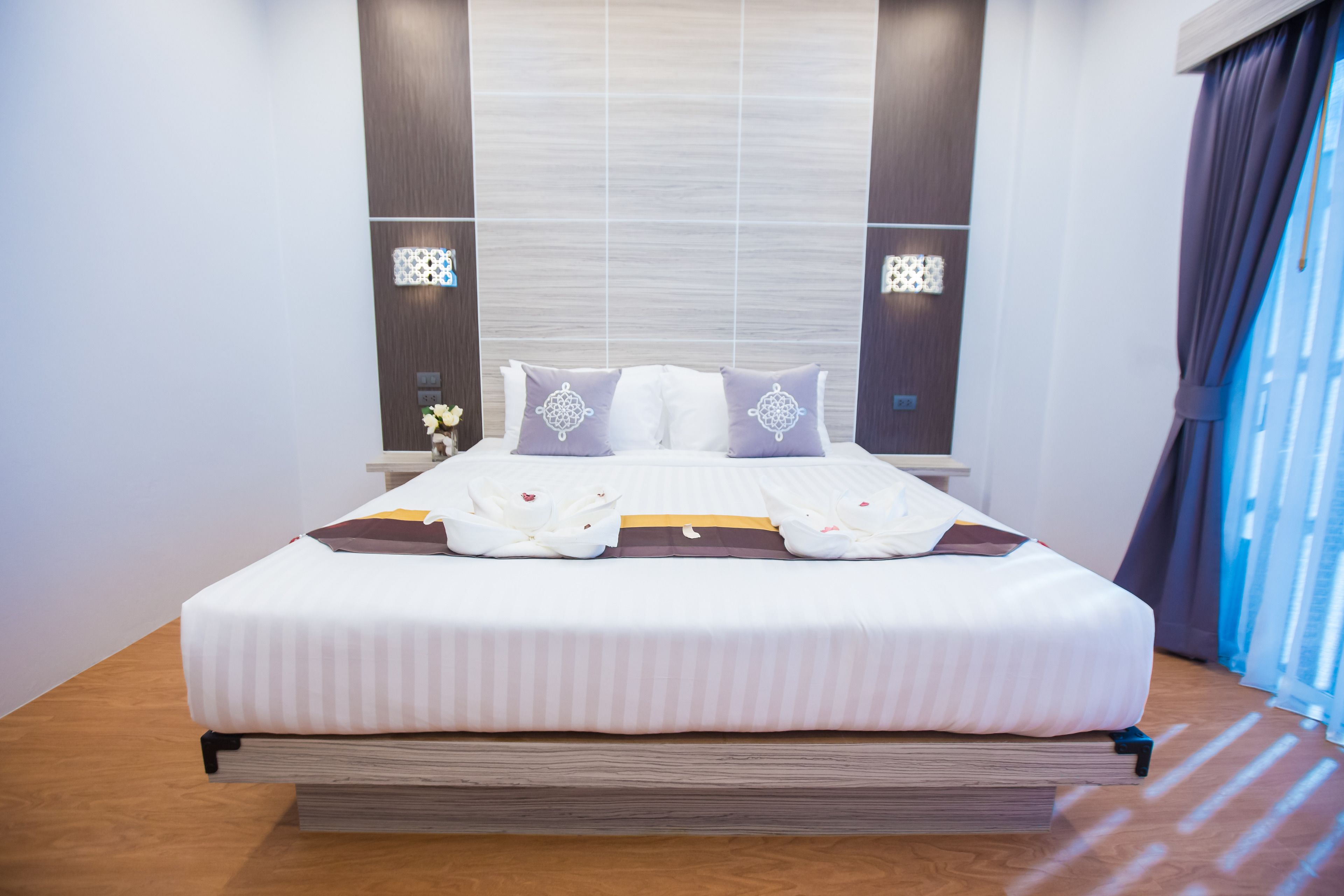 hypo-allergenic bedding, free minibar, desk, free wifi