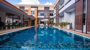 Una piscina al aire libre