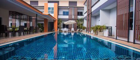 Una piscina al aire libre