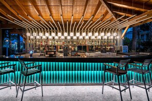 7 bars, 2 bars en bord de piscine, bar en milieu de piscine